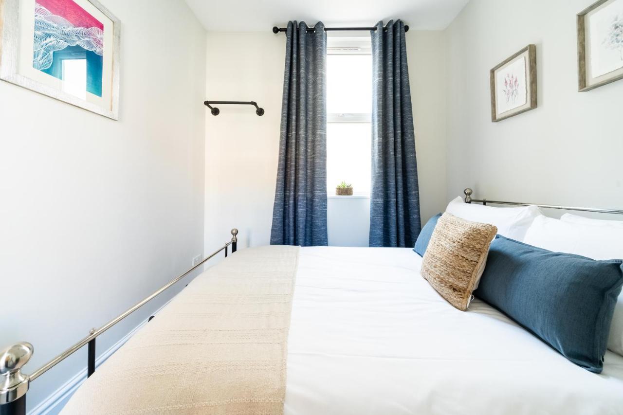 35a Howard Gardens - Centre *