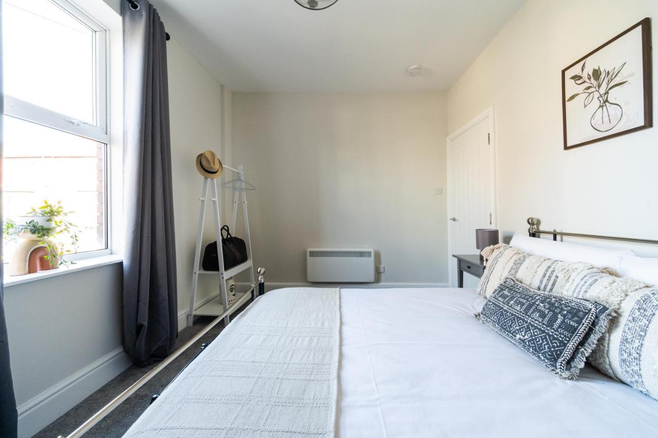 35a Howard Gardens - Centre *